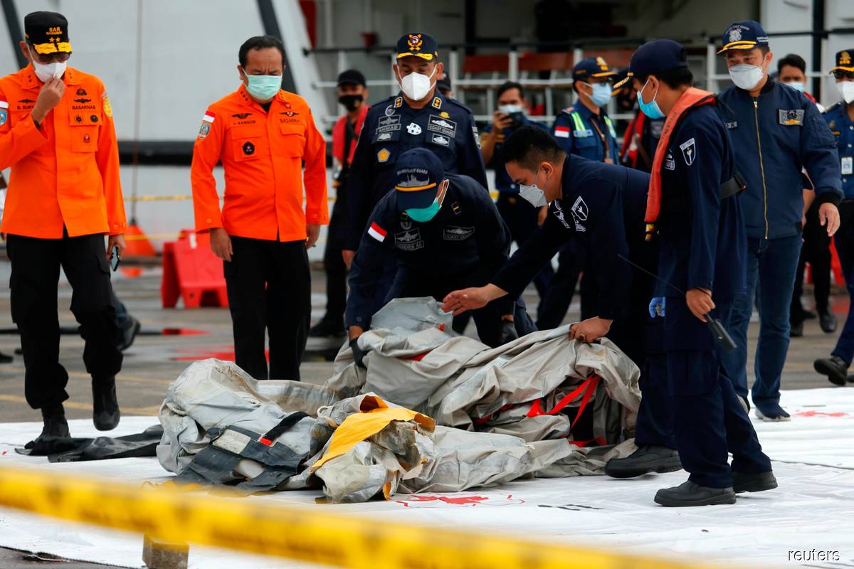 Indonesia rescue teams scour sea for crashed plane amid poor weather